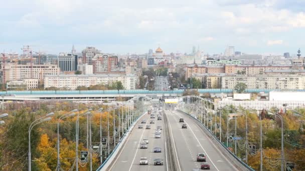 Автомобілі на Комсомольський проспект — стокове відео