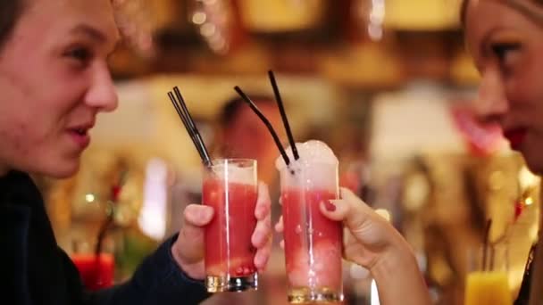 Mann und Frau halten rote Cocktails in der Hand — Stockvideo