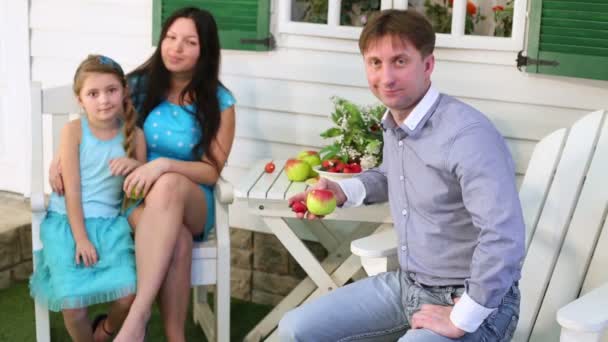 家庭坐在表与水果 — 图库视频影像