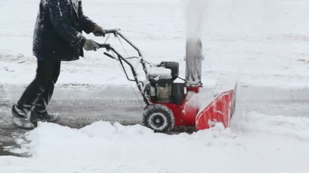 Worker removes snow on parking — Stock video