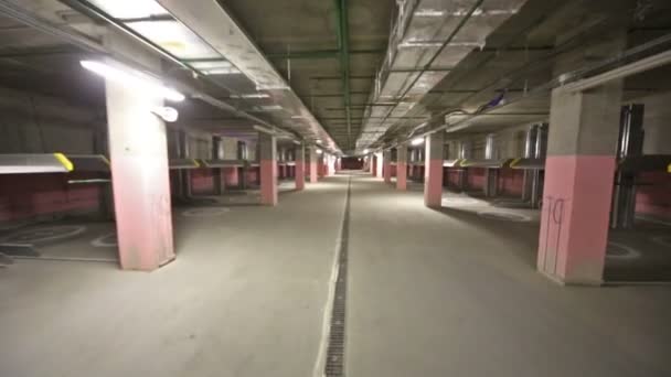 Ondergrondse parking met twee niveaus en elektro liften — Stockvideo