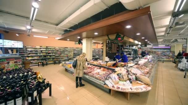 Várias pessoas no supermercado Bahetle . — Vídeo de Stock