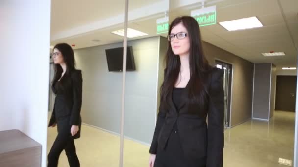 Женщина в костюме идет в бизнес-центр — стоковое видео