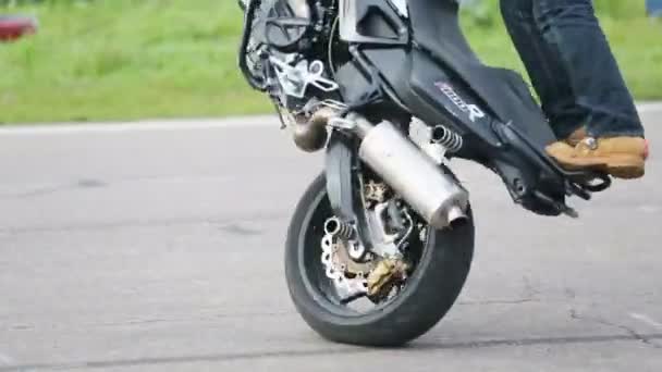 Biker stunt shows on motorcycle on Festival. — Stock Video
