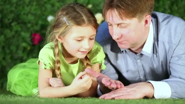 Apa és lánya játszik — Stock videók