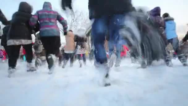 Nastolatki biegną do innej drużyny z śnieżkami — Wideo stockowe