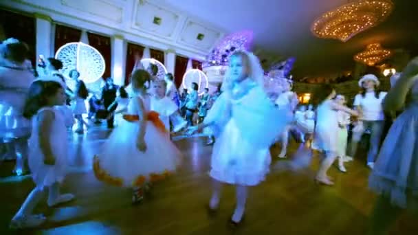 Dzieci tańczą na Dancefloor — Wideo stockowe