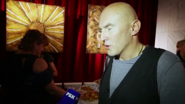 Igor matvienko vor der Premiere musical — Stockvideo