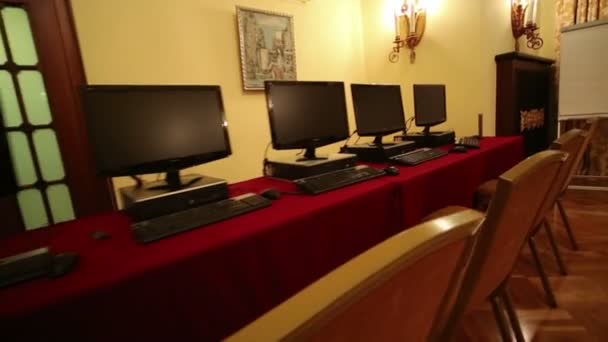 Computadores em sala de conferências Orlikov in Hotel — Vídeo de Stock