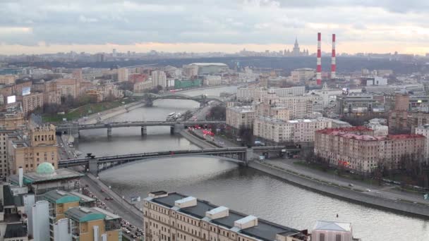 Міський пейзаж з трьома мостами над річкою — стокове відео