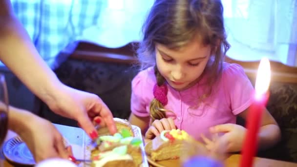 Madre pone pedazo de pastel — Vídeo de stock