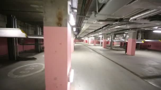 Grand parking intérieur à deux niveaux — Video