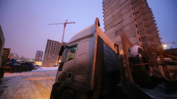 Вантажівки навантажені бетонними плитами — стокове відео