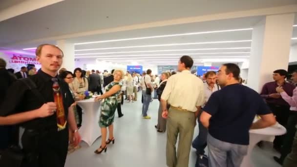 Personas en las mesas durante la exposición fotográfica — Vídeos de Stock