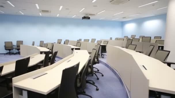 Empty small modern auditorium with desks — Stock Video