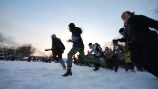 Снежная битва между командами подростков — стоковое видео