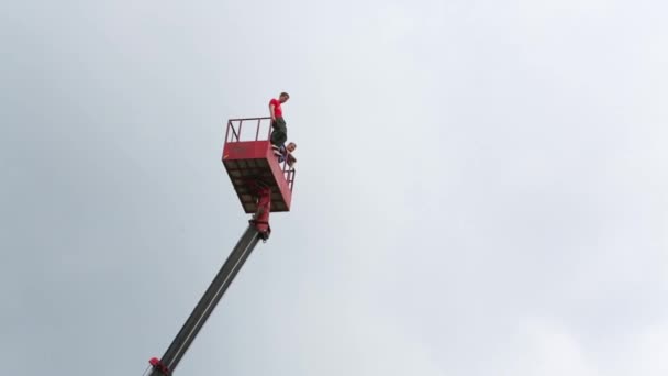 El hombre salta desde la altura — Vídeos de Stock