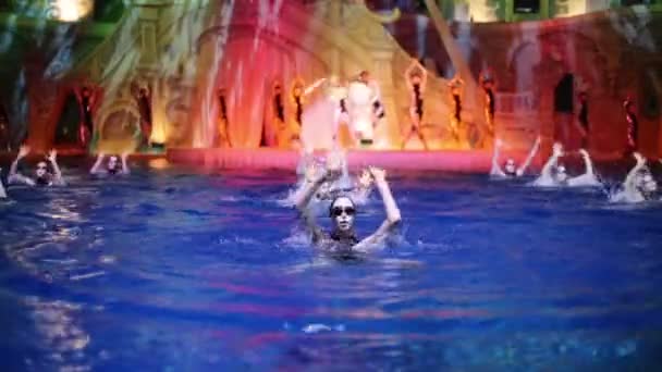 Sahnedeki aktörler ve senkronize yüzücüler — Stok video