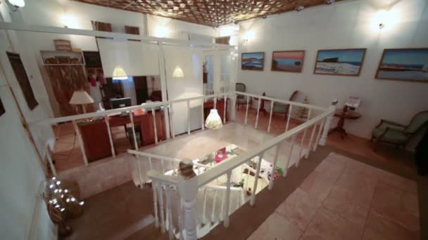 Interieur van Hotel Sverchkov met stoelen, trap — Stockvideo