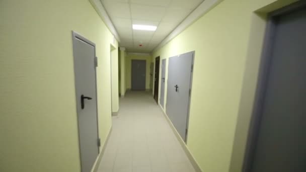 Μακρύς διάδρομος με γκρίζες μεταλλικές πόρτες — Αρχείο Βίντεο