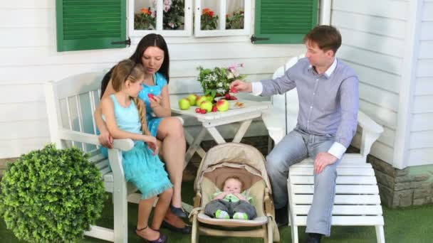 Pai, mãe, bebê e filha sentam-se — Vídeo de Stock