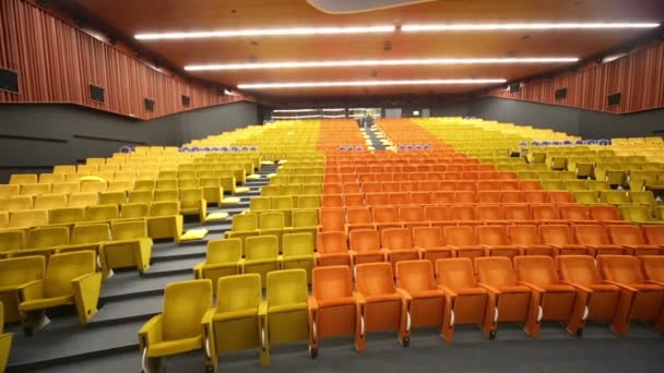 Gran auditorio vacío con asientos suaves — Vídeos de Stock