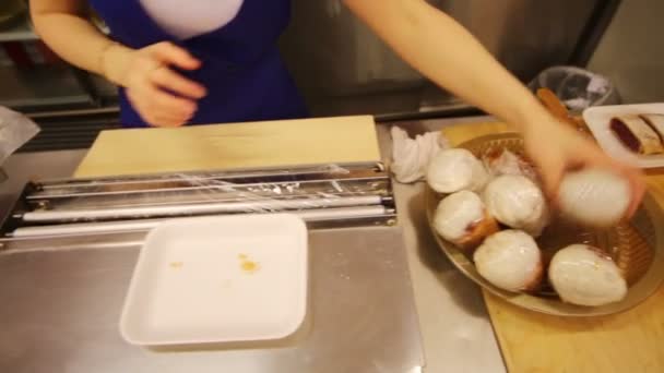 Hands of workers packed cakes in supermarket — Stock Video