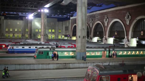 Plataforma para trenes en la estación de tren de Kazán . — Vídeos de Stock