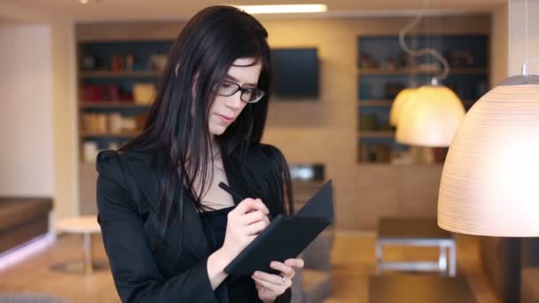 Бізнес-леді робить нотатки в блокноті — стокове відео