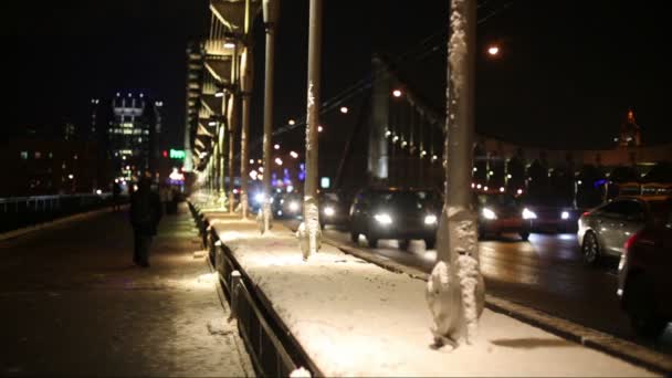 Nacht stadsgezicht met voetpad en auto jam — Stockvideo