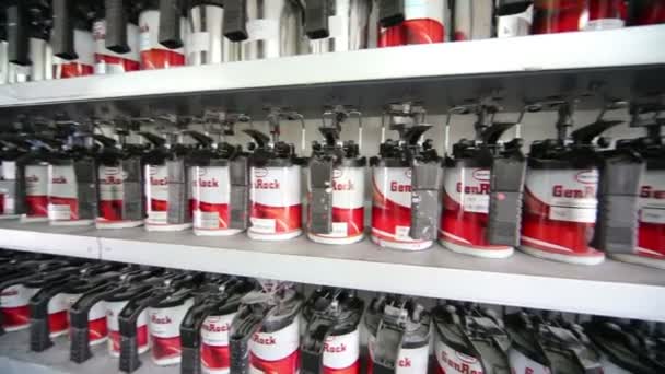 Estantes con latas de pintura para automóviles GenRock — Vídeo de stock
