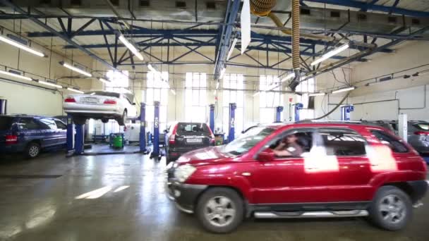 Servis istasyonunda kırmızı araba sürmek — Stok video