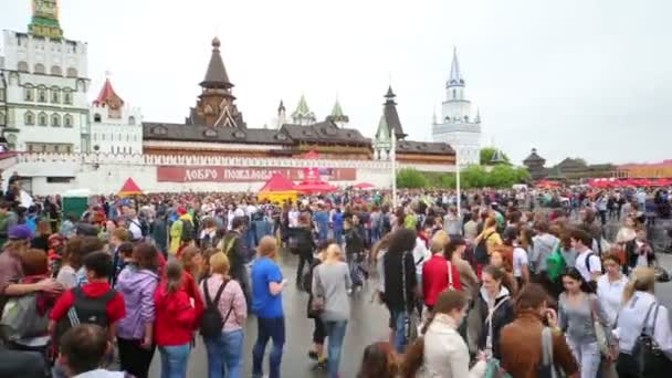 Människor i festivalen av indiska färger Holi — Stockvideo