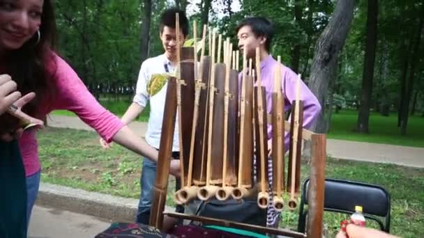 Vertegenwoordiger van Indonesië met Angklung — Stockvideo