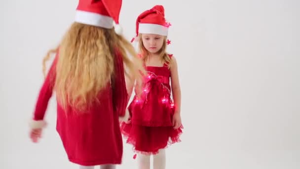 Meninas com bonés Papai Noel — Vídeo de Stock