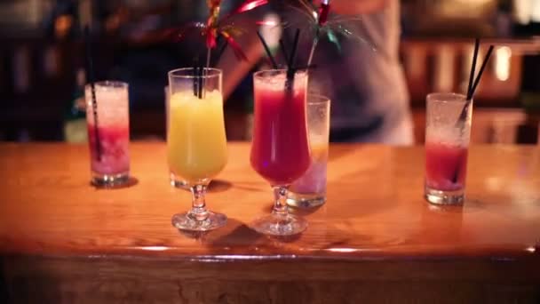 Mannelijke en vrouwelijke handen nemen cocktails — Stockvideo