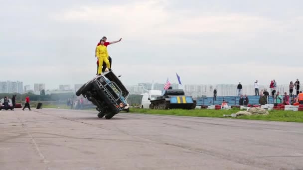 Stunts stand on car riding — Stock Video