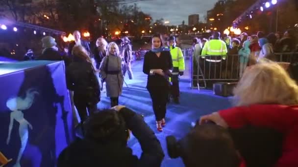 Andreeva and journalists before premiere musical — Stock Video