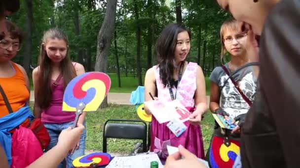Kore temsilcisi ile masada Ziyaretçiler — Stok video