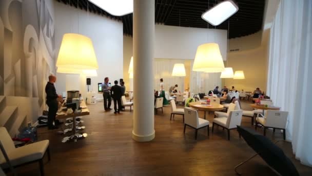 Menschen im Café in der Moskauer Managementschule — Stockvideo