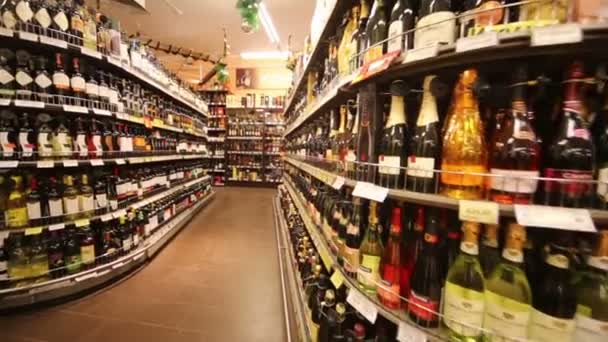 Wino w supermarkecie z żywnością domową Bahetle. — Wideo stockowe