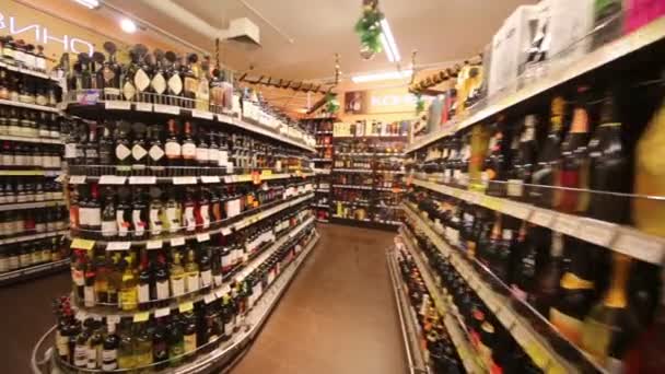 スーパーマーケットバヘトルのアルコールのセクション. — ストック動画