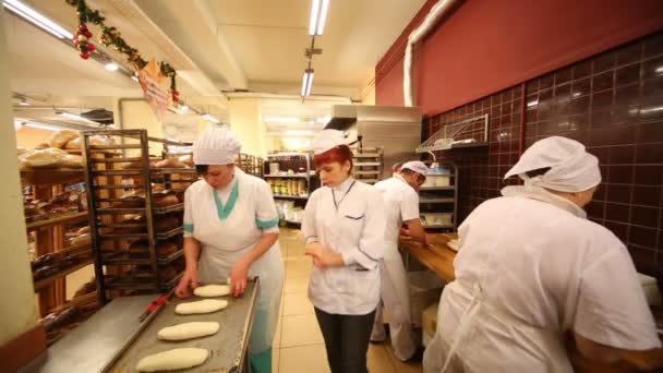 Pekerja memasak kue di supermarket Bahetle — Stok Video