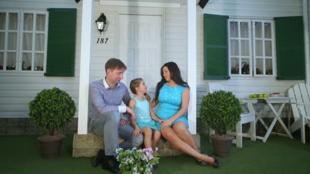 Lycklig far, mor och dotter på veranda — Stockvideo