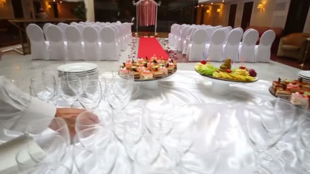 Стол с закусками и стаканами для свадебной церемонии — стоковое видео