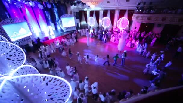 Los niños bailan sin demora en White Ball — Vídeos de Stock