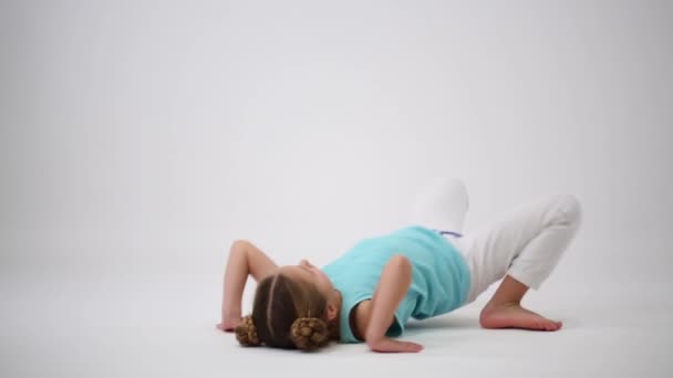 Meisje maakt gymnastische oefening — Stockvideo