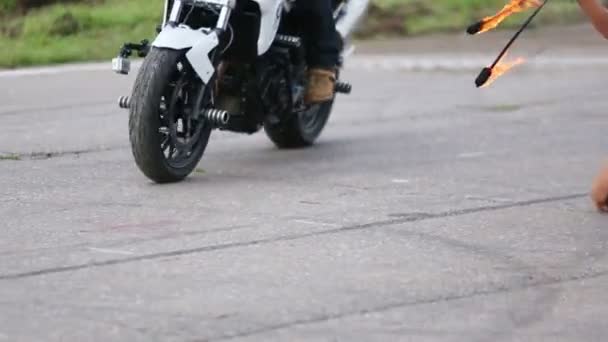 Каскадер на мотоцикле на фестивале искусства и кино — стоковое видео