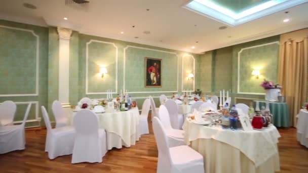 Зал в ресторані, що оформлений для святкування весілля — стокове відео