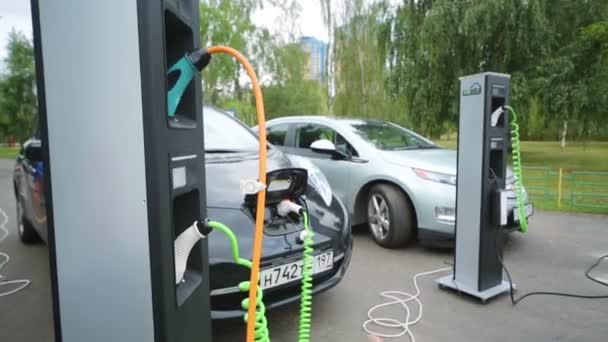 Elektromobily Nissan LEAF a Chevrolet Volt — Stock video